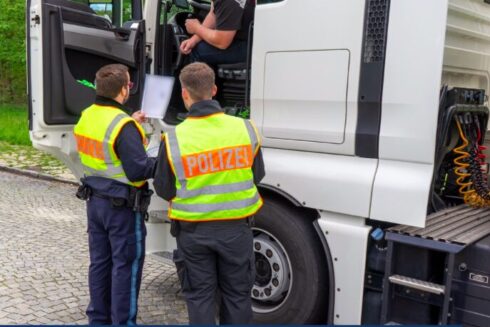 Tyskland tillämpar ingen övergångstid för installation och användande av smarta färdskrivare i lätta, yrkesmässiga fordon i internationell trafik. Foto: Polizei Mittelfranken/arkivbild.