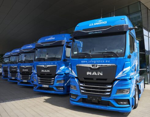   Den helelektriska MAN eTGX-flottan från JS Logistics utanför MAN Truck & Bus-filialen är ett synligt steg mot utsläppsfri transport. Foto: MAN.