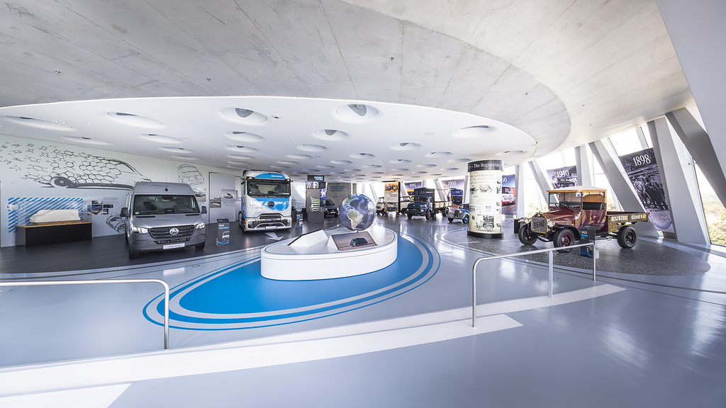 Det finns många fordon i utställningen - även modeller. Foto: Daimler Group.