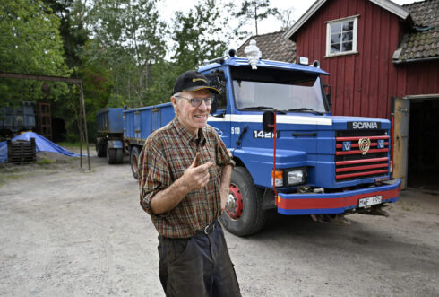 Knappens T142 med kassettsläp från 1986 framför renoveringsverkstaden som var garage i faderns åkeri en gång i tiden. Foto: Tommy Holl
