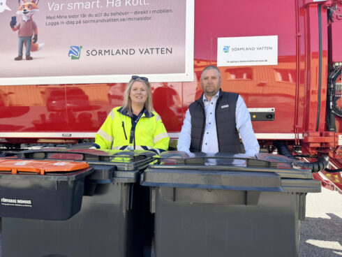 Mia Nyström, projektledare Sörmland Vatten, och Christian Pettersson, driftchef på Ohlssons, visar de nya fyrfackskärlen som ska införas i Flen, Katrineholm och Vingåker. Foto: Erik Dahlin, Sörmland Vatten