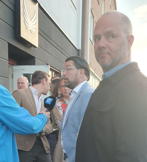 Susanna Lindh tar en bild på det hon uppfattar som varandes en livvakt och som motar bort henne från att ställa frågor. Foto: Susanna Lindh