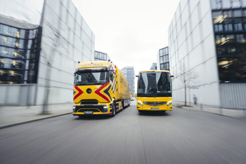 Med praktiska workshops och utbildningar ska Mercedes-Benz öka trafiksäkerhetskunnandet. Foto: Daimler Group.
