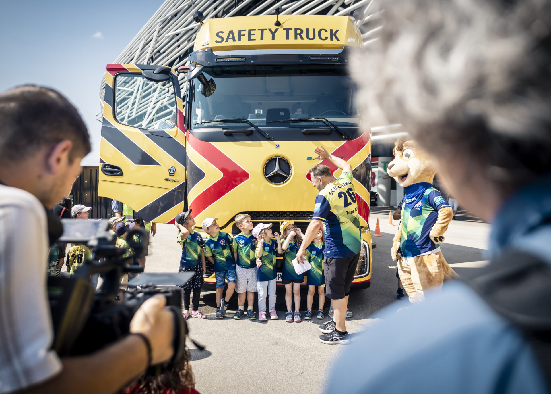 Såväl barn som seniorer kommer att få ta del av utbildningarna. Foto: Daimler Group.