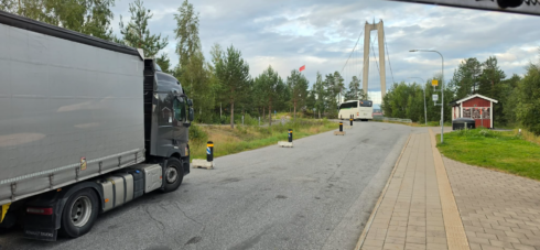Genom att placera ut cementgrisar har man effektivt sett till så att större fordon inte kan parkera. Foto: Privat