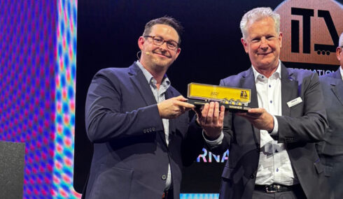 Philipp Bönders, juryordförande för ”International Trailer Award”, och Andreas Schmitz, vd för Schmitz Cargobull. Foto: Ur Schmitz Cargobulls pressmeddelande