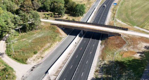 Etappen Hindsberg-Muggebo får två körfält i vardera riktningen och en hastighetsbegränsning på 100 km/h. Alla korsningar i plan byggs bort. Foto: Trafikverket