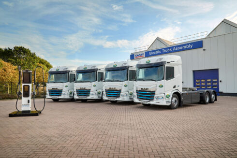 DAF XD-lastbilarna och en laddanläggning från PACCAR Power Solutions hjälper Arla att ta ytterligare ett steg mot minskade utsläpp. Foto: DAF Trucks.