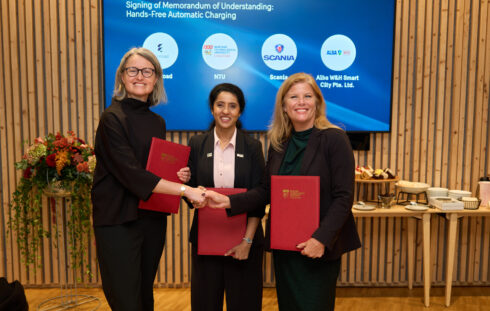 Elonroad, NTU Singapore, Scania och ALBA W&H Smart City undertecknar en avsiktsförklaring i Göteborg under Singapores statsbesök i Sverige. Från vänster: Jessica Persson (Scania), professor Madhavi Srinivasan (NTU) och Karin Ebbinghaus (Elonroad). Foto: Elonroad