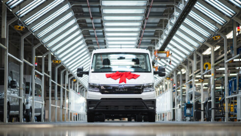 Fordon nummer 200 000 är en vit MAN TGE 5.160. Foto: MAN Truck & Bus